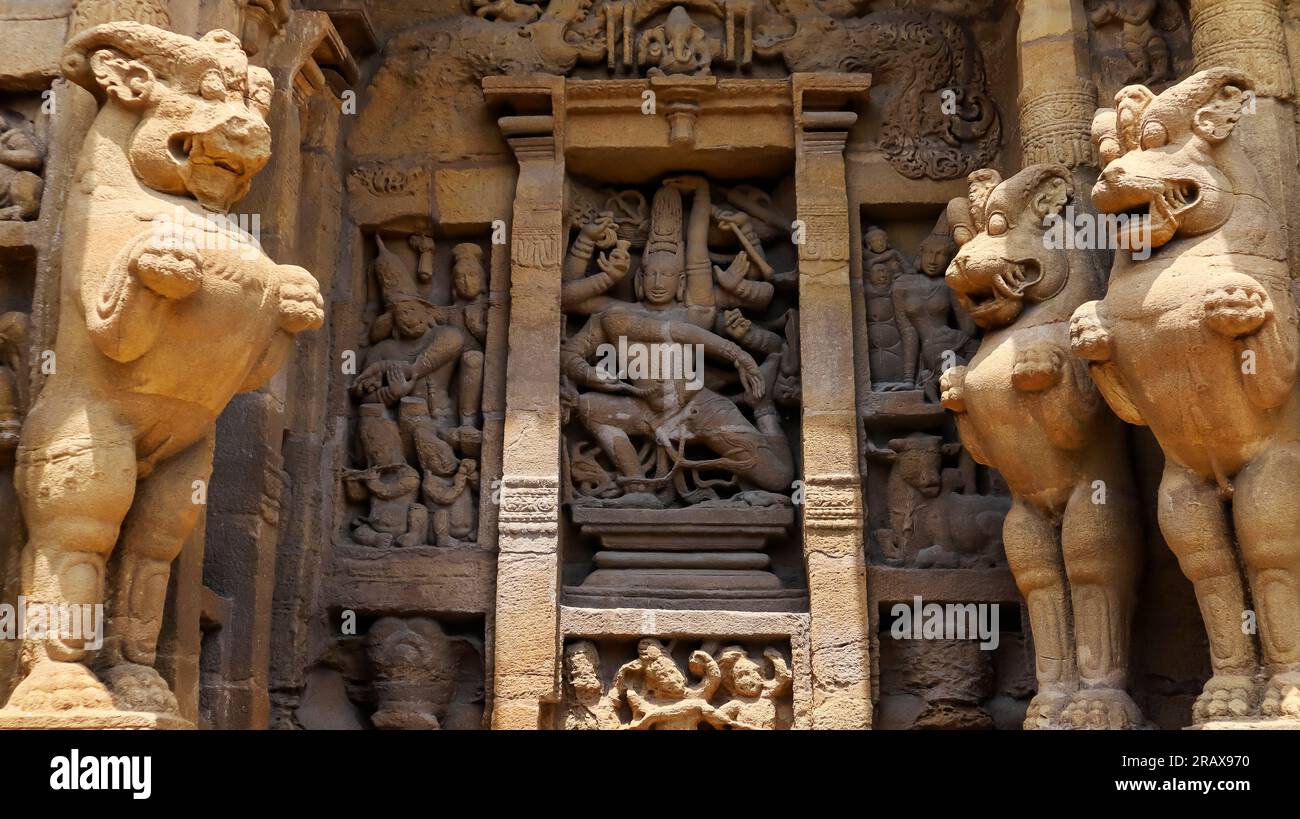 Des idoles sculptées de dieux hindous sur le temple de Kailasnathar, Kanchipuram, Tamilnadu, Inde. Banque D'Images