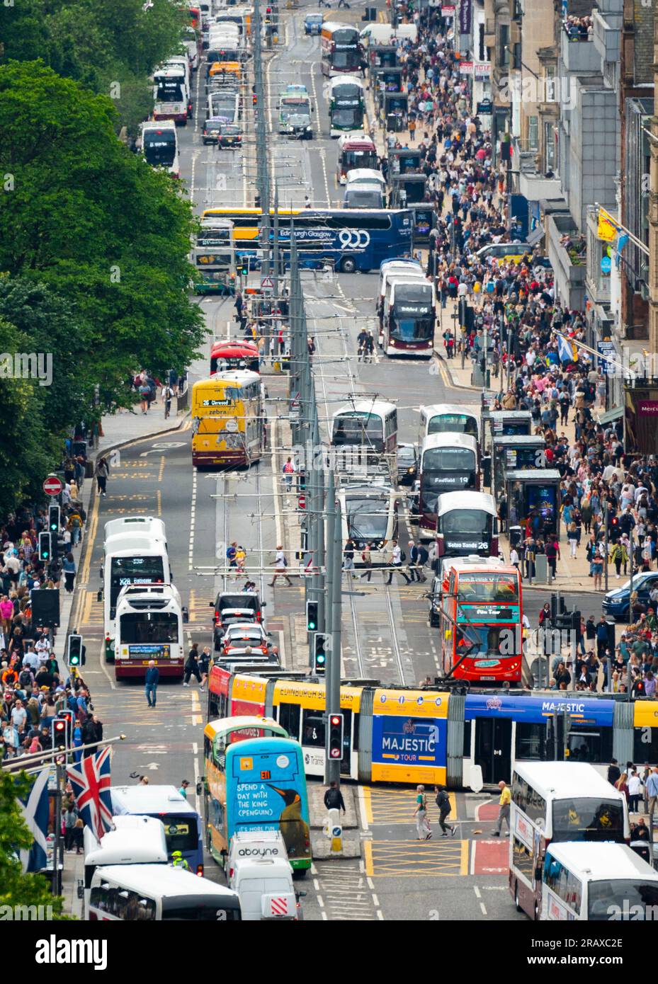 Trafic important des transports publics et piétons sur Princes Street à Édimbourg, Écosse, Royaume-Uni Banque D'Images