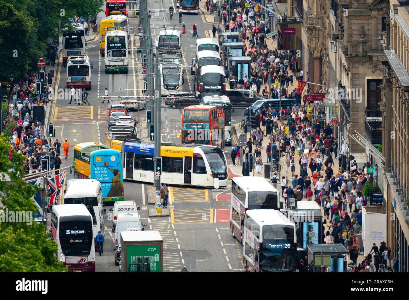 Trafic important des transports publics et piétons sur Princes Street à Édimbourg, Écosse, Royaume-Uni Banque D'Images