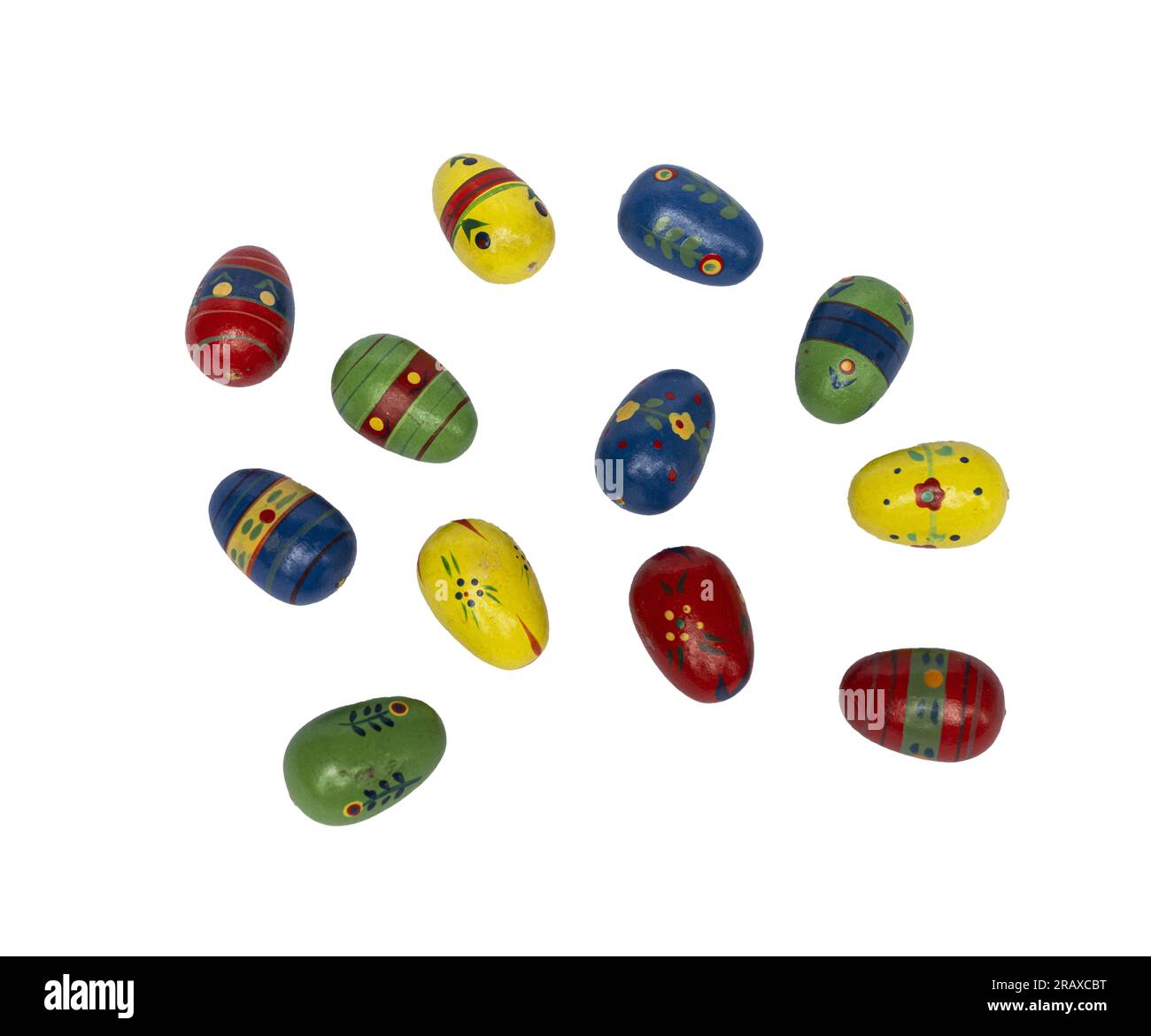 petits œufs colorés et décorés sur une surface transparente Banque D'Images