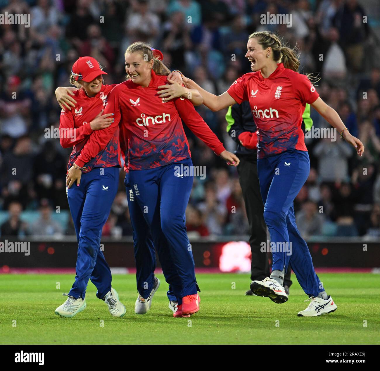 Oval, Angleterre. 3 juillet 2023. Sophie Ecclestone d'Angleterre célèbre avec son équipe après avoir bowling le ballon final dans la victoire pour l'Angleterre au deuxième match Vitality IT20 entre les femmes d'Angleterre et les femmes d'Australie. Crédit : Nigel Bramley/Alamy Live News Banque D'Images