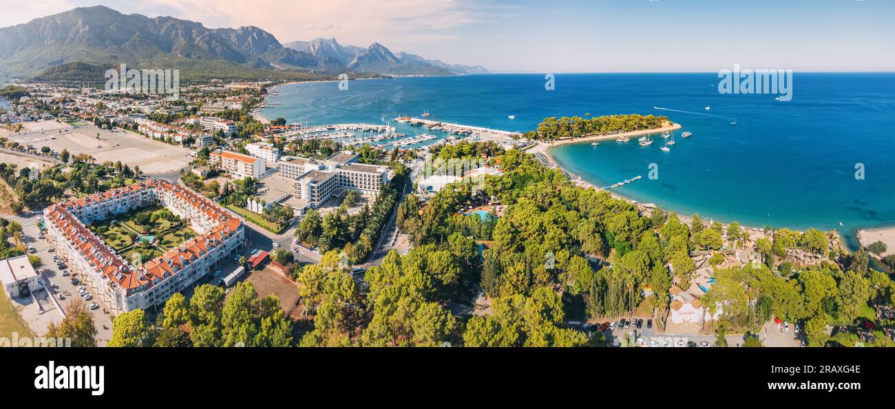 L'essence de la station balnéaire de Kemer, le charme côtier de la Turquie avec notre image aérienne à couper le souffle mettant en valeur ses paysages pittoresques et ses eaux bleues vibrantes. Banque D'Images