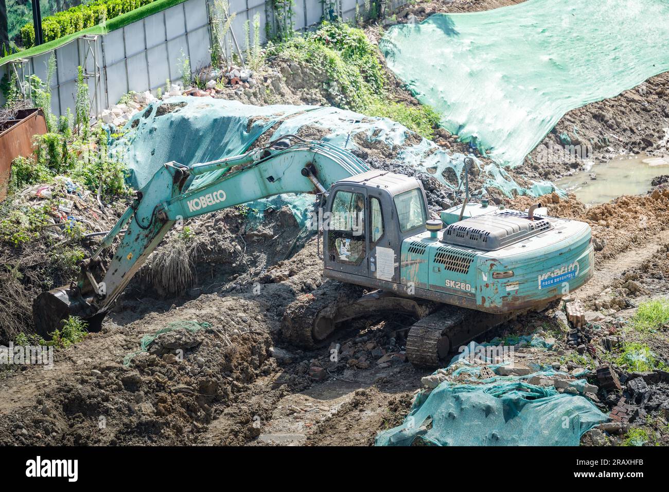 L'excavatrice travaillant sur le chantier de construction. Banque D'Images