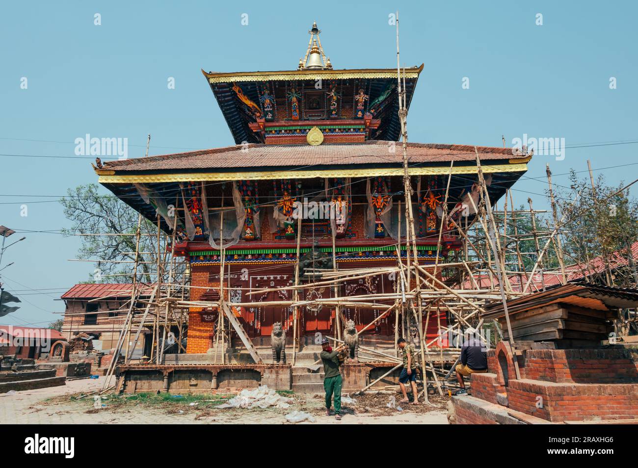 Bhaktapur, Népal - 16 avril 2023 : des ouvriers travaillant sur le processus de restauration du Changu Narayan, un temple hindou historique, est situé dans le Changun Banque D'Images