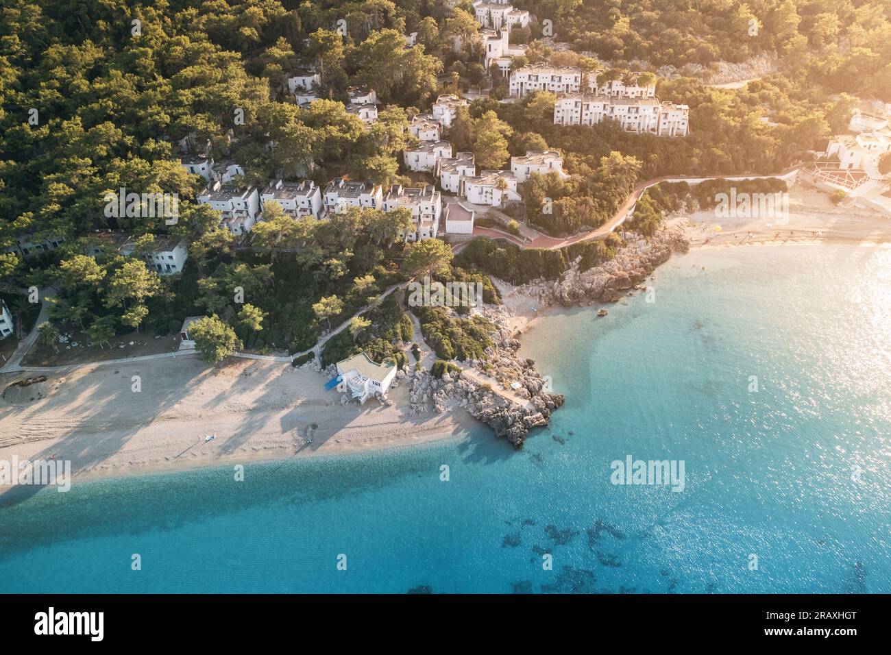 Vue aérienne de la côte paradisiaque idyllique avec une plage et un petit hôtel de villégiature Banque D'Images