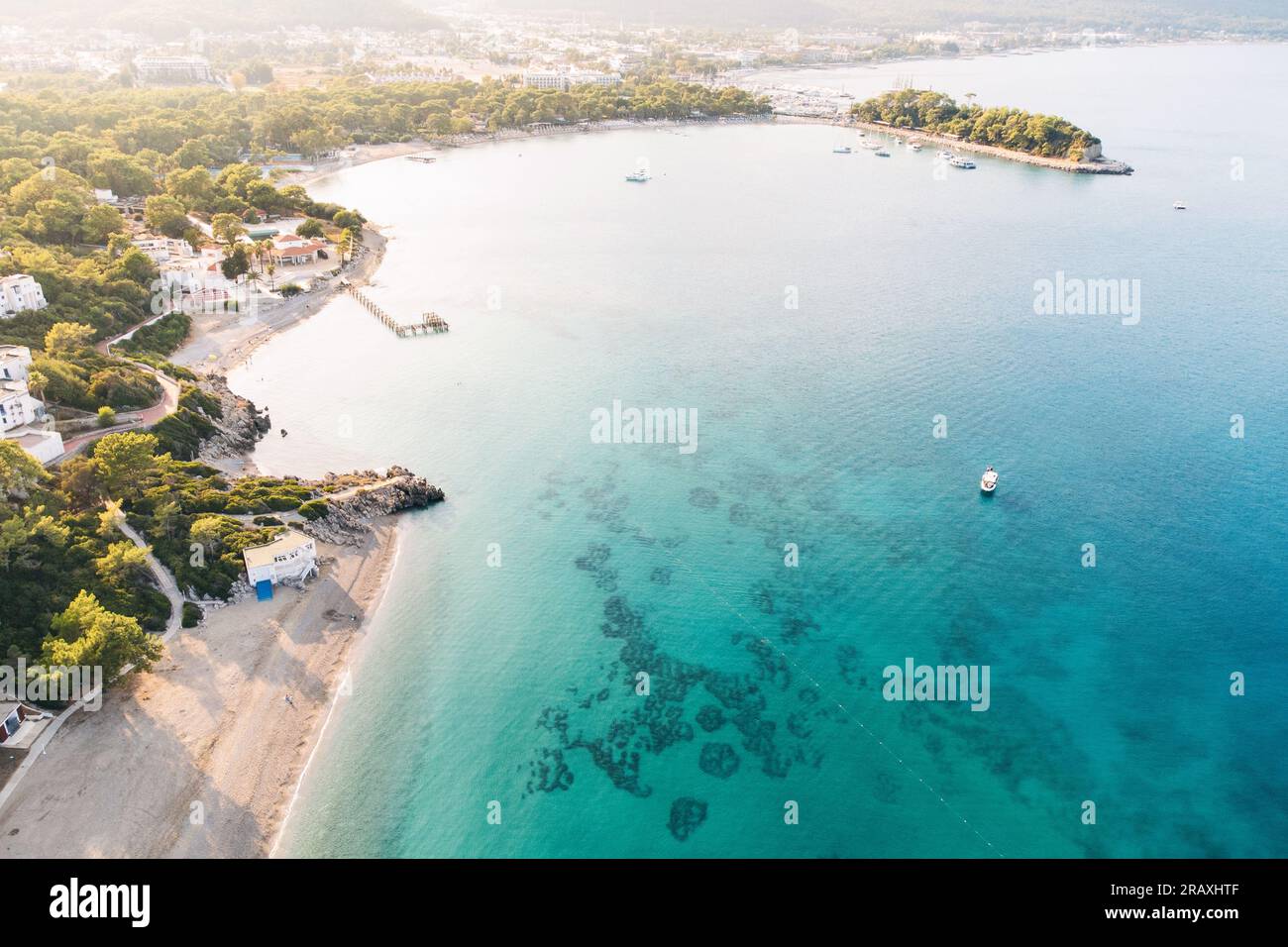 Vue aérienne de la côte paradisiaque idyllique avec une plage et un petit hôtel de villégiature Banque D'Images