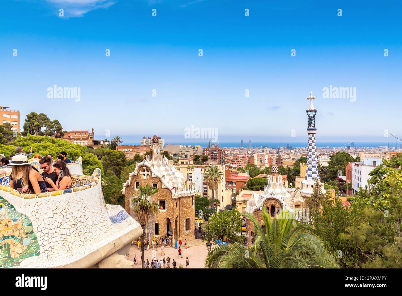 Barcelone, Espagne - 10 juillet 2017 : les touristes et les gratte-ciel de Barcelone vus des célèbres bancs du Park Güell, Espagne. Guell Park est l'un des plus populaires Banque D'Images
