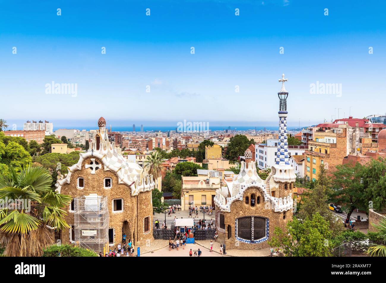 Barcelone, Espagne - 10 juillet 2017 : Skyline de Barcelone, vue depuis le célèbre parc Güell, Espagne. Guell Park est l'une des attractions les plus populaires de Bar Banque D'Images