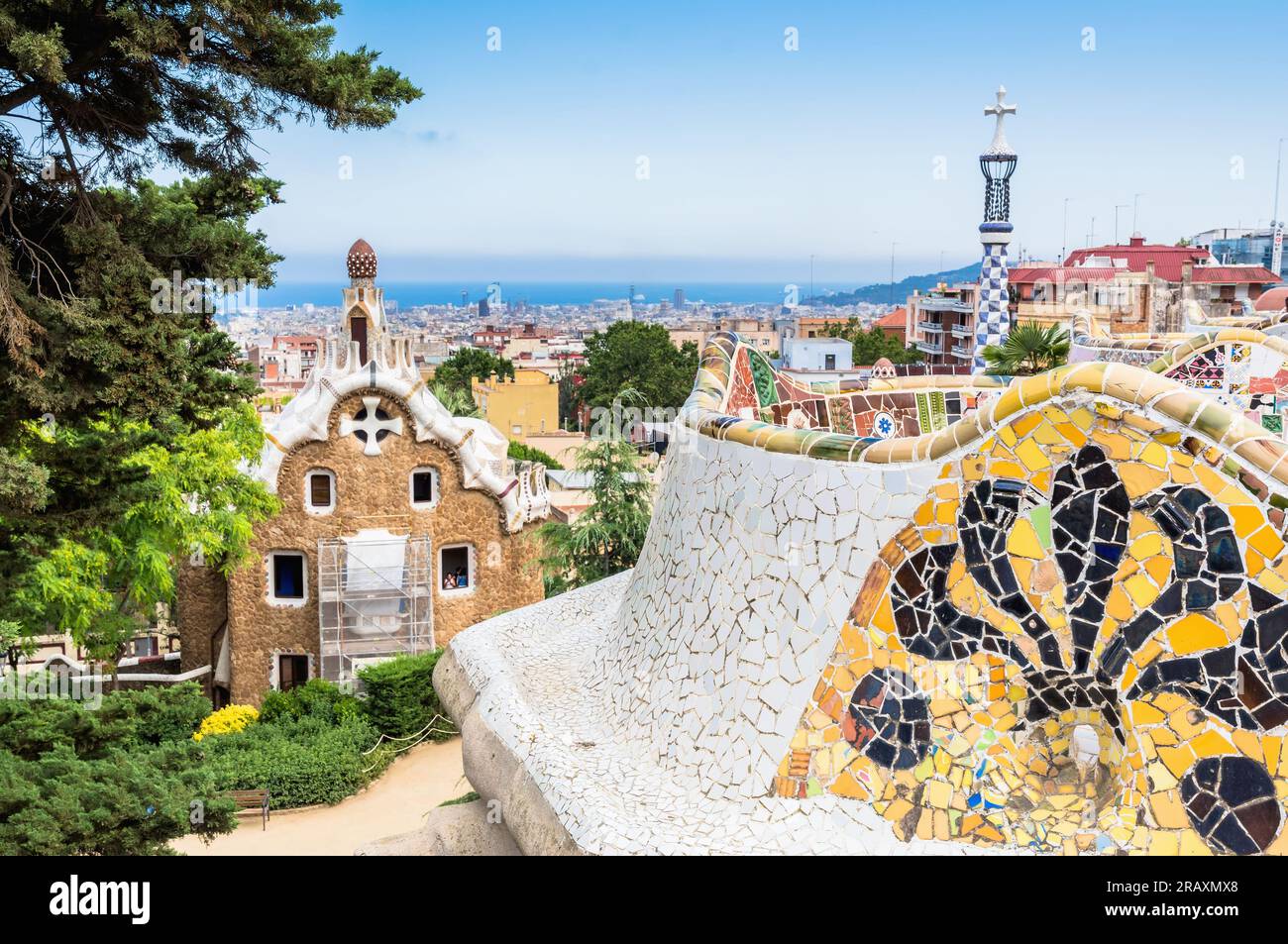 Barcelone, Espagne - 10 juillet 2017 : Skyline de Barcelone, vue depuis le célèbre parc Güell, Espagne. Guell Park est l'une des attractions les plus populaires de Bar Banque D'Images