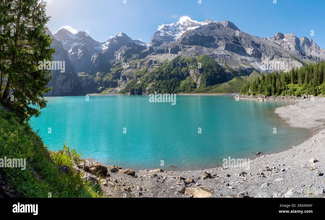 Le lac Oeschinensee et les sommets Doldenhorn, Frundenhorn, Oeschinenhorn, Blumlisalphorn Wyssi Frau et Morgenhorn dans les alpes bernoises. Banque D'Images