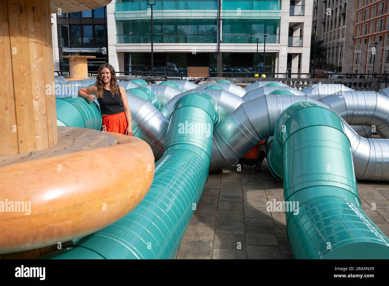 Toit de la station de métro Temple, Londres, Royaume-Uni. 6 juillet 2023. Holly Hendry (photographie) première commande publique à Londres. Conçue pour le jardin de l'artiste, l'œuvre slackwater spécifique au site occupe la vaste terrasse sur le toit de la station de métro Temple. Le projet poursuit le dévouement de theCoLAB à commander des installations contemporaines innovatrices par des femmes artistes dans ce site unique d'un demi-acre. Crédit : Malcolm Park/Alamy Live News Banque D'Images