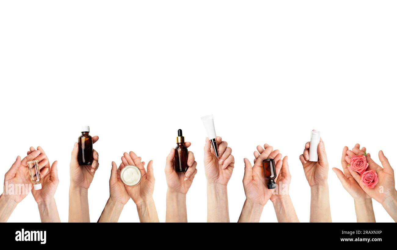 Les mains caucasiennes femelles tiennent les produits de beauté de cosmétique sur fond blanc Banque D'Images