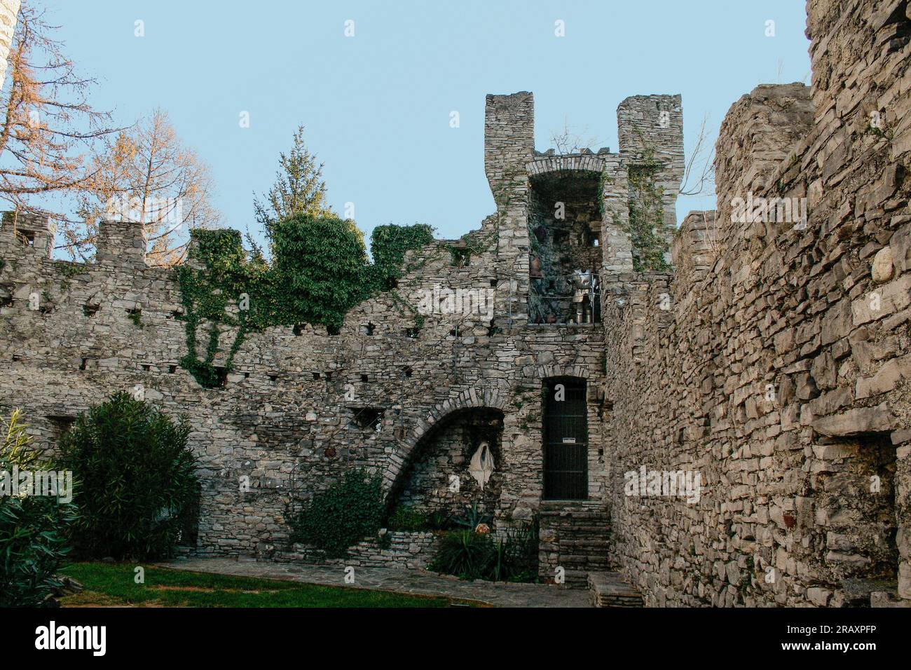 Perledo, province de Lecco, région Lombardie, rive orientale du lac de Côme, Italie. Castello di Vezio. Le château, datant du 11e siècle après JC, surplombe et domine la rive orientale du lac de Côme. A l'intérieur du bâtiment il y a aussi une fauconnerie. les murs du château. Banque D'Images