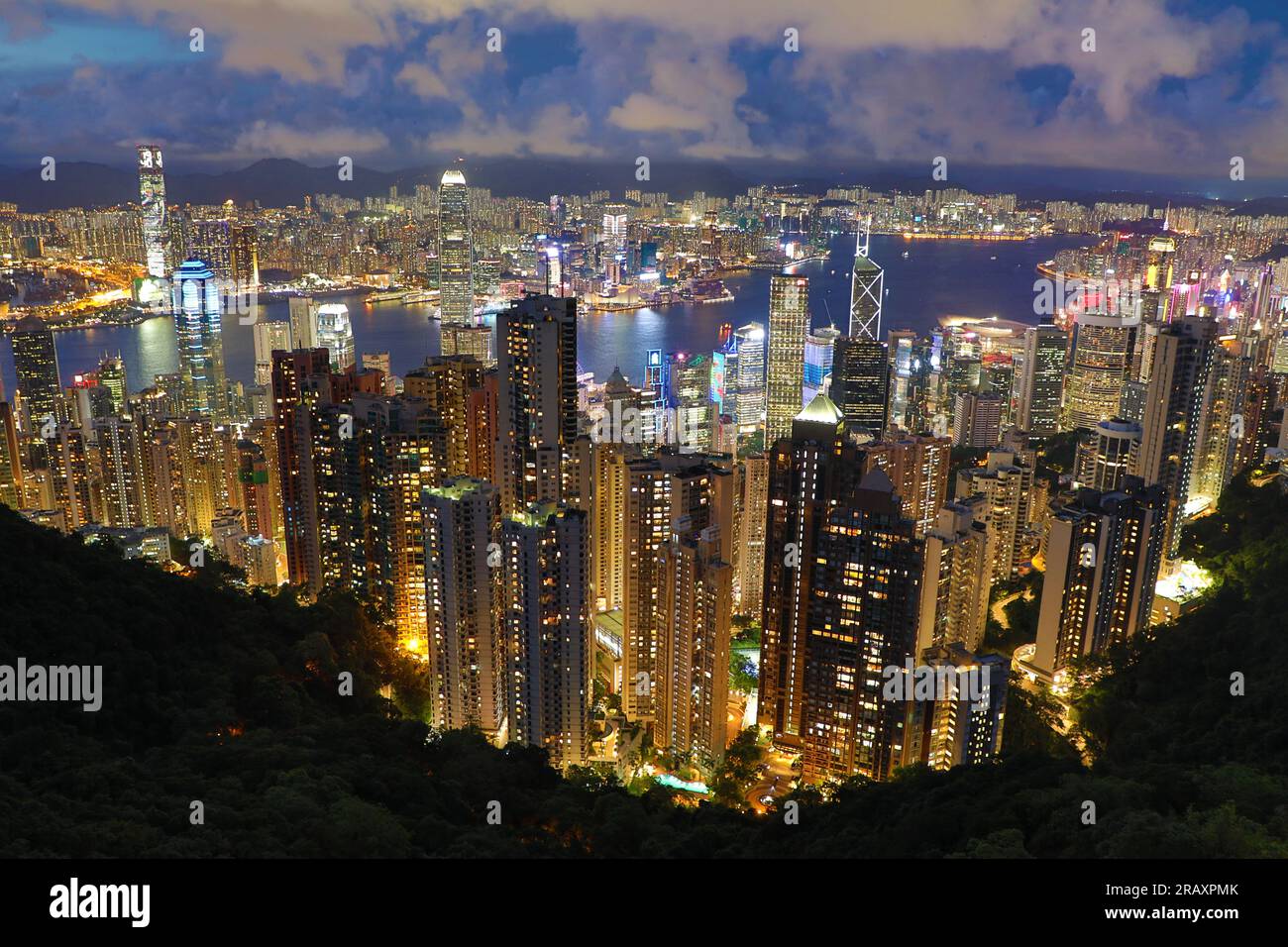 Victoria Harbour et Skyline de Victoria Peak la nuit, Hong Kong, Chine Banque D'Images