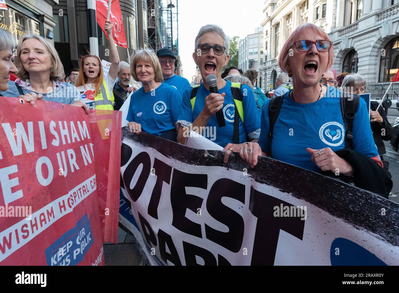 Londres, Royaume-Uni. 5 juillet 2023. Des militants d'une coalition de groupes organisent une manifestation Save Our NHS devant le Carlton Club, réservé aux membres, alors que les dirigeants conservateurs assistent à un dîner de luxe célébrant les 75 ans du National Health Service. Les militants soulignent les augmentations de salaire inférieures à l'inflation offertes au personnel du NHS, la pénurie de main-d'œuvre estimée à 150 000 000 et le rôle croissant des fournisseurs privés comme preuve que le Parti conservateur cherche à renverser le NHS pour le profit. De nombreux membres du personnel du NHS entameront une grève de cinq jours à partir du 13-18 juillet au sujet des salaires et des conditions de travail. Crédit : Ron Fassbender/Alamy Live News Banque D'Images