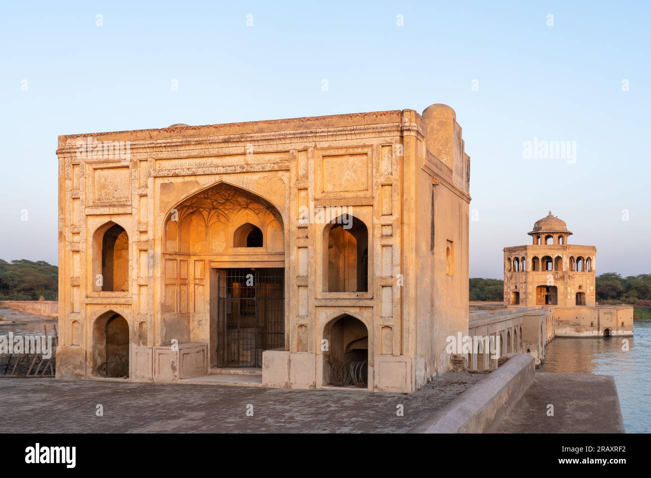 Coucher de soleil vue de la porte, pavillon octogonal et pont-jetée sur la piscine de réservoir d'eau à mughal Era Hiran Minar Complex à Sheikhupura, Punjab, Pakistan Banque D'Images