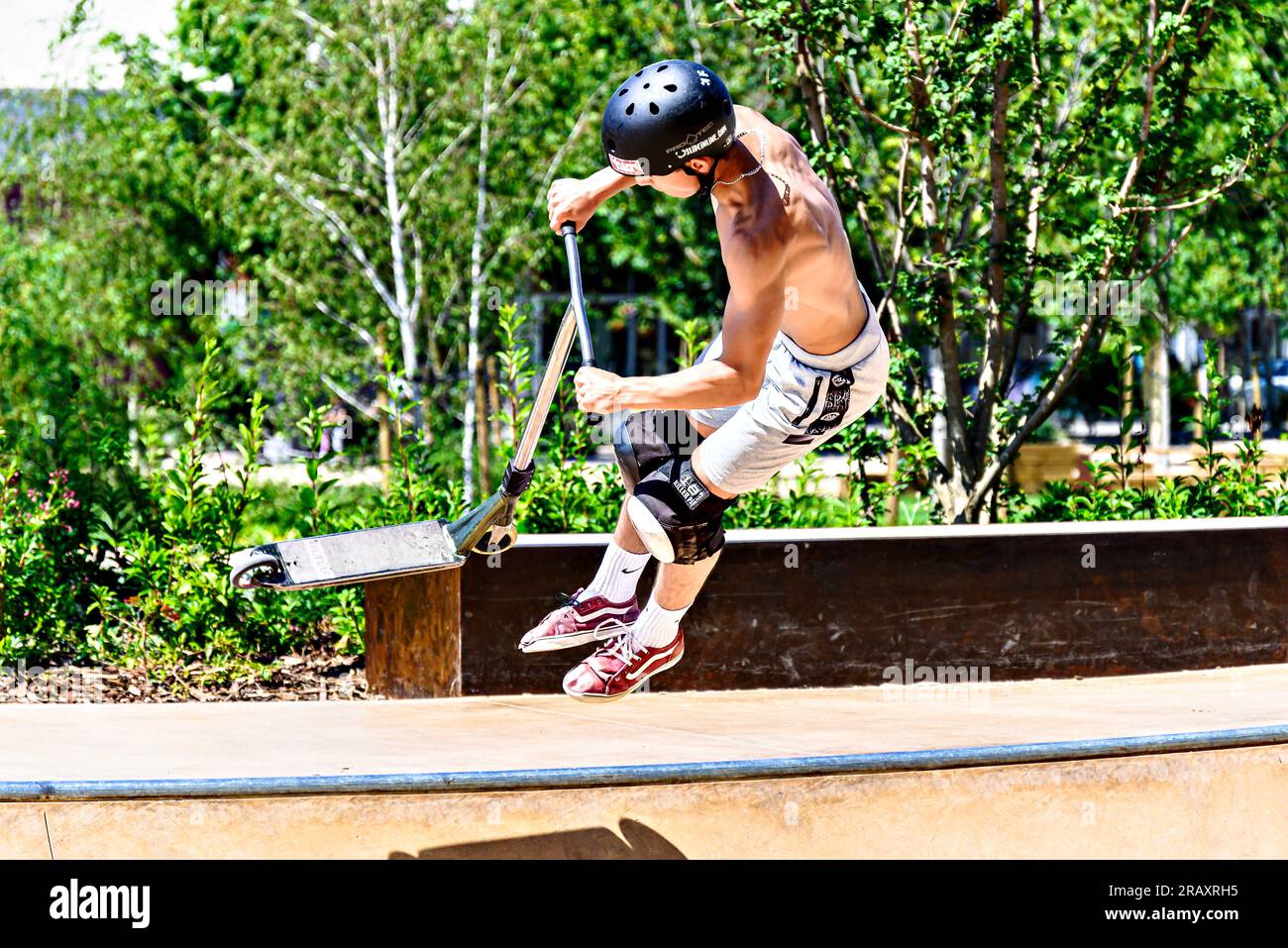 Igualada, Barcelone ; 28 juin 2023 : jeune homme pratiquant le Scootering (Freestyle Scootering) dans le nouveau Skatepark du parc central d'Igualada, Barce Banque D'Images