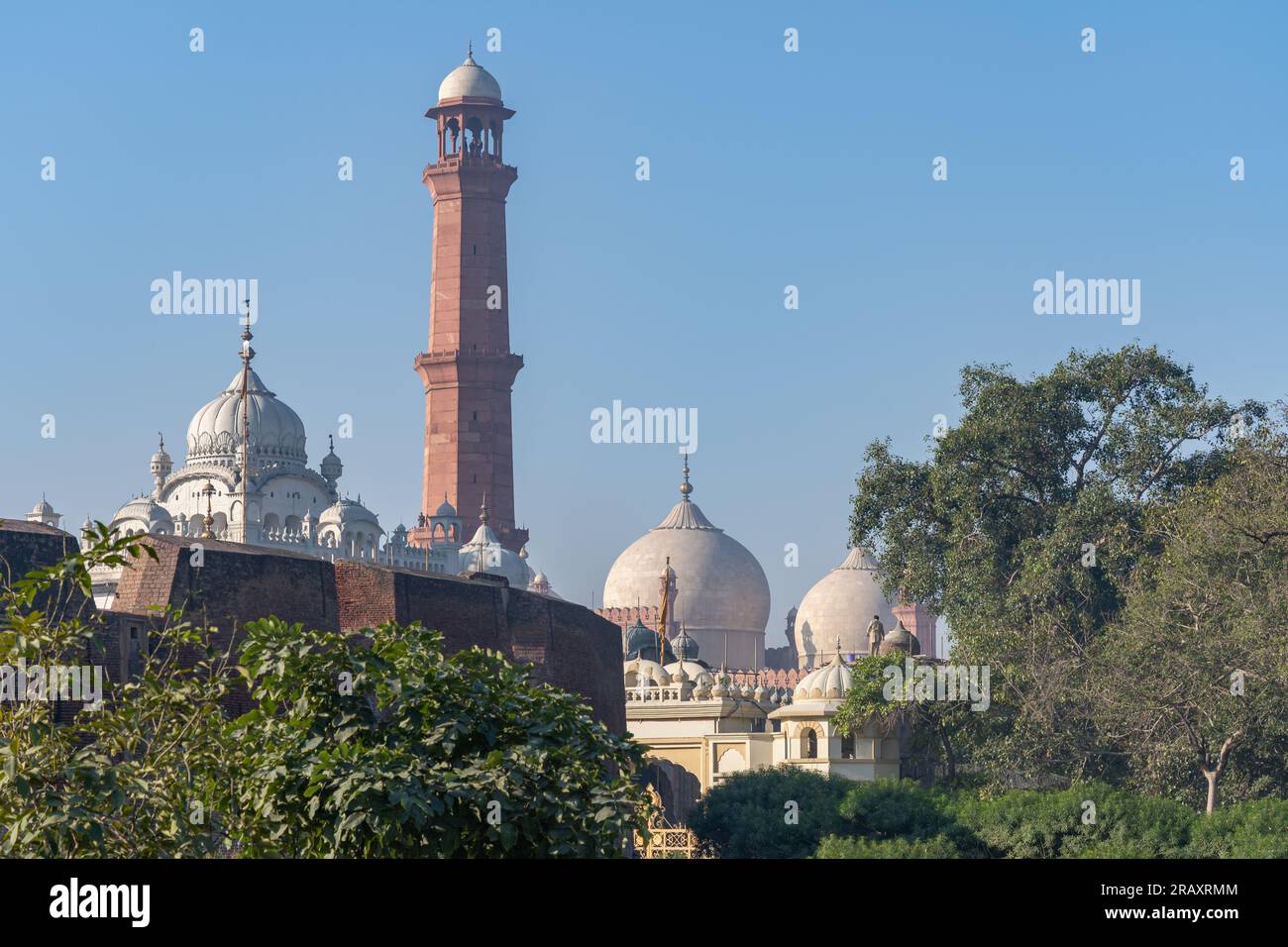 Vue du paysage sur l'ancienne mosquée Badshahi avec le samadhi du Maharaja Ranjit Singh ou lieu de crémation au premier plan à l'extérieur du fort de Lahore, Punjab, Pakistan Banque D'Images