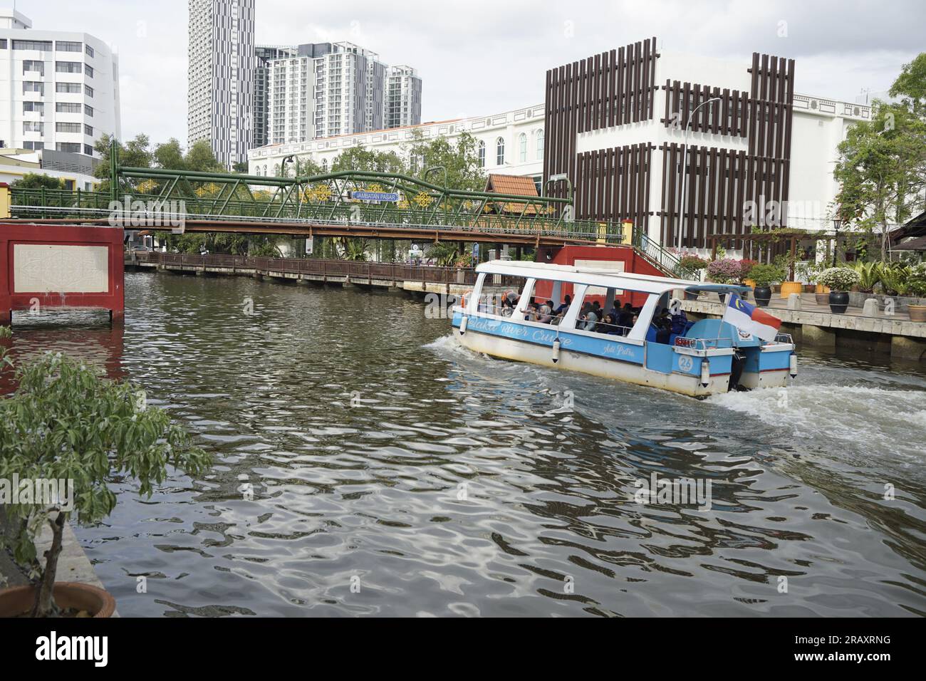 Croisière sur la rivière Melaka passant sous le pont Jambatan Pasar à Melaka Banque D'Images