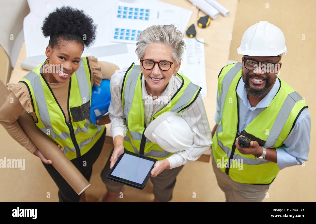 Tablette, travail d'équipe ou portrait d'ingénieurs avec gestionnaire planifiant une construction pour l'architecture. Vue de dessus, plan ou personnes noires heureuses avec mature Banque D'Images