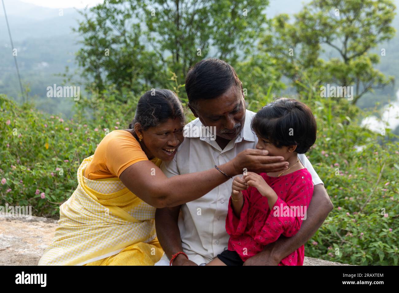 Cette collection de photos capture les moments délicieux d'un couple indien retraité alors qu'ils se lancent dans des vacances reposantes dans une station pittoresque de colline Banque D'Images