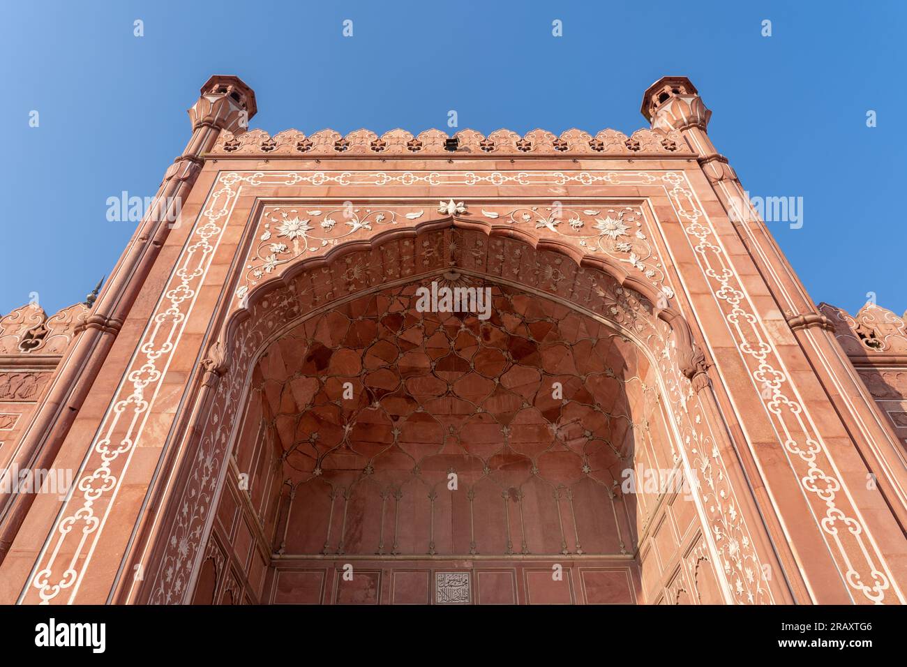 Porche d'entrée principale ou iwan sur la façade de la belle ancienne mosquée Badshahi construite par l'empereur moghol Aurangzeb un point de repère de Lahore, Punjab, Pakistan Banque D'Images
