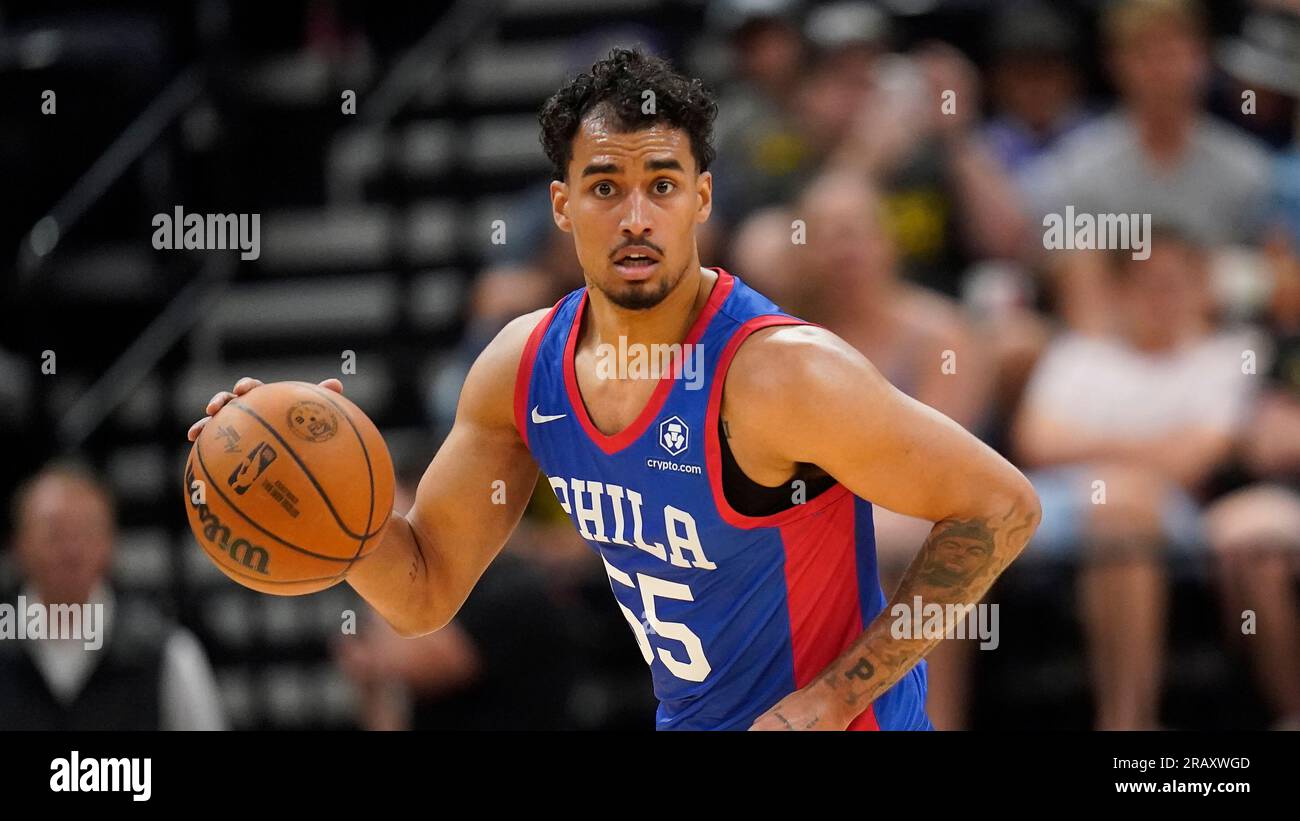 Philadelphia 76ers Jordan Tucker (55) brings the ball up court in the first half during an NBA summer league basketball game against the Utah Jazz Wednesday, July 5, 2023, in Salt Lake City. (AP Photo/Rick Bowmer) Banque D'Images