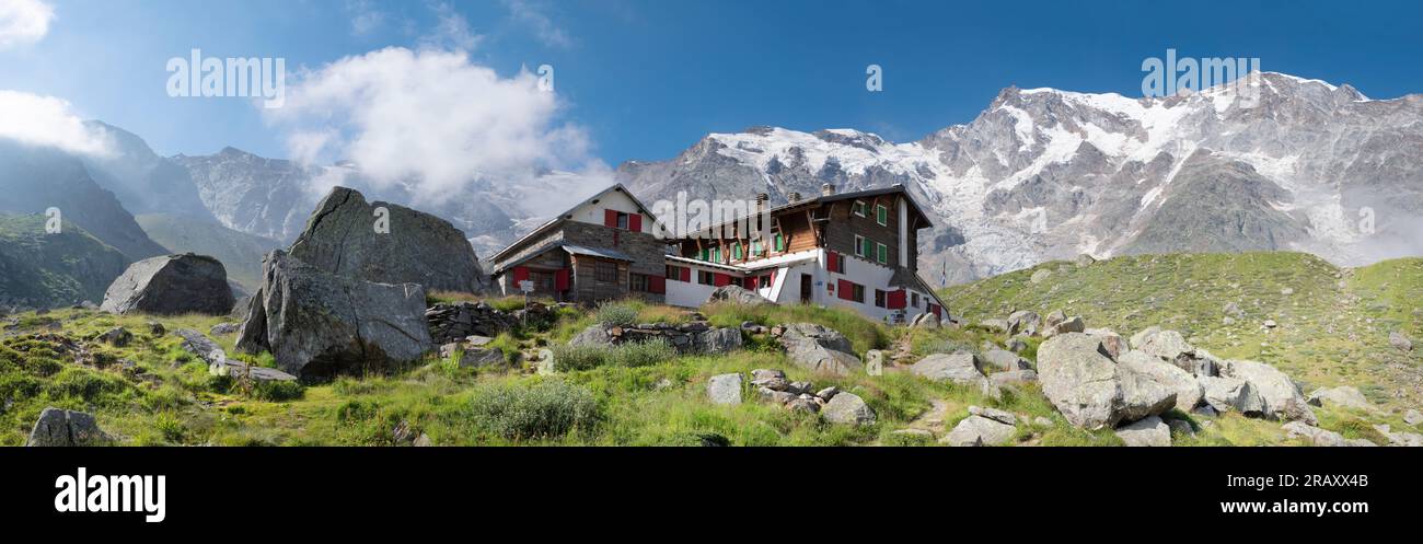 Le pic de Punta Gnifetti (massif de Monte Rosa) au-dessus du chalet Rifugio Zambon Zappa - vallée de Valle Anzasca. Banque D'Images