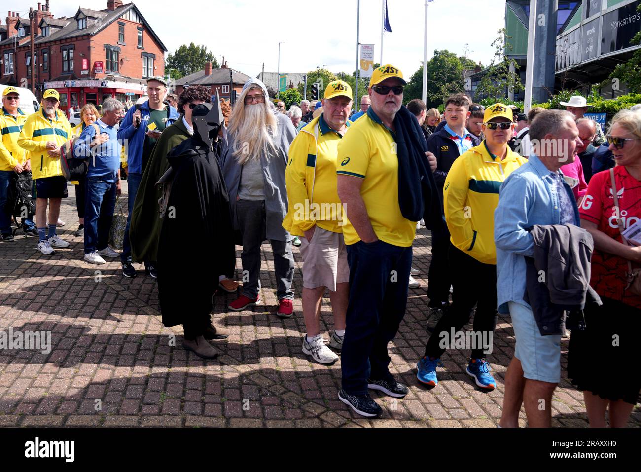 Les spectateurs font la queue pour entrer au sol avant le premier jour du troisième test match Ashes à Headingley, Leeds. Date de la photo : jeudi 6 juillet 2023. Banque D'Images