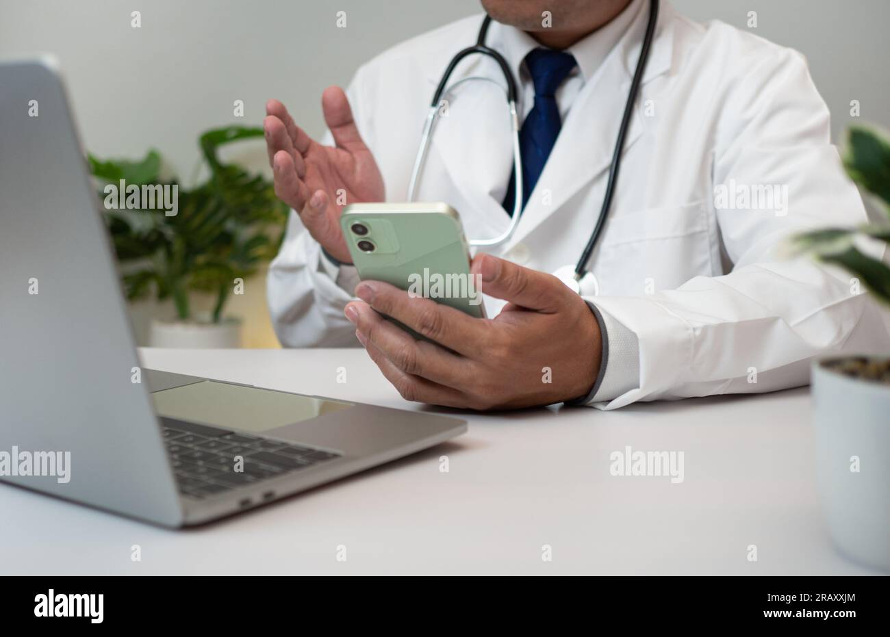 Le médecin consulte le patient au téléphone depuis le bureau de l'hôpital. soins médicaux et services médicaux Banque D'Images
