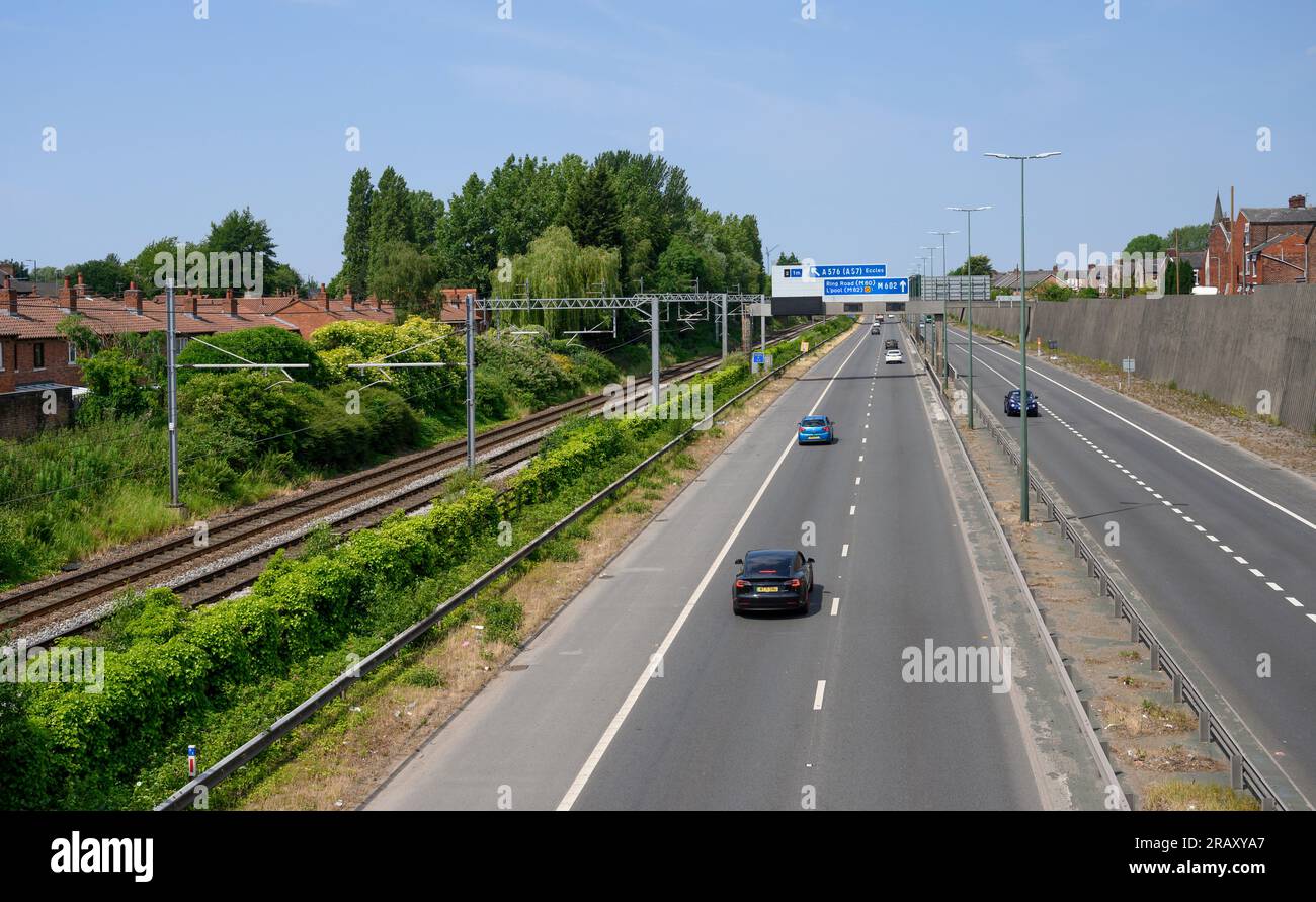 Voie ferrée longeant une route à Salford, en Angleterre. Banque D'Images