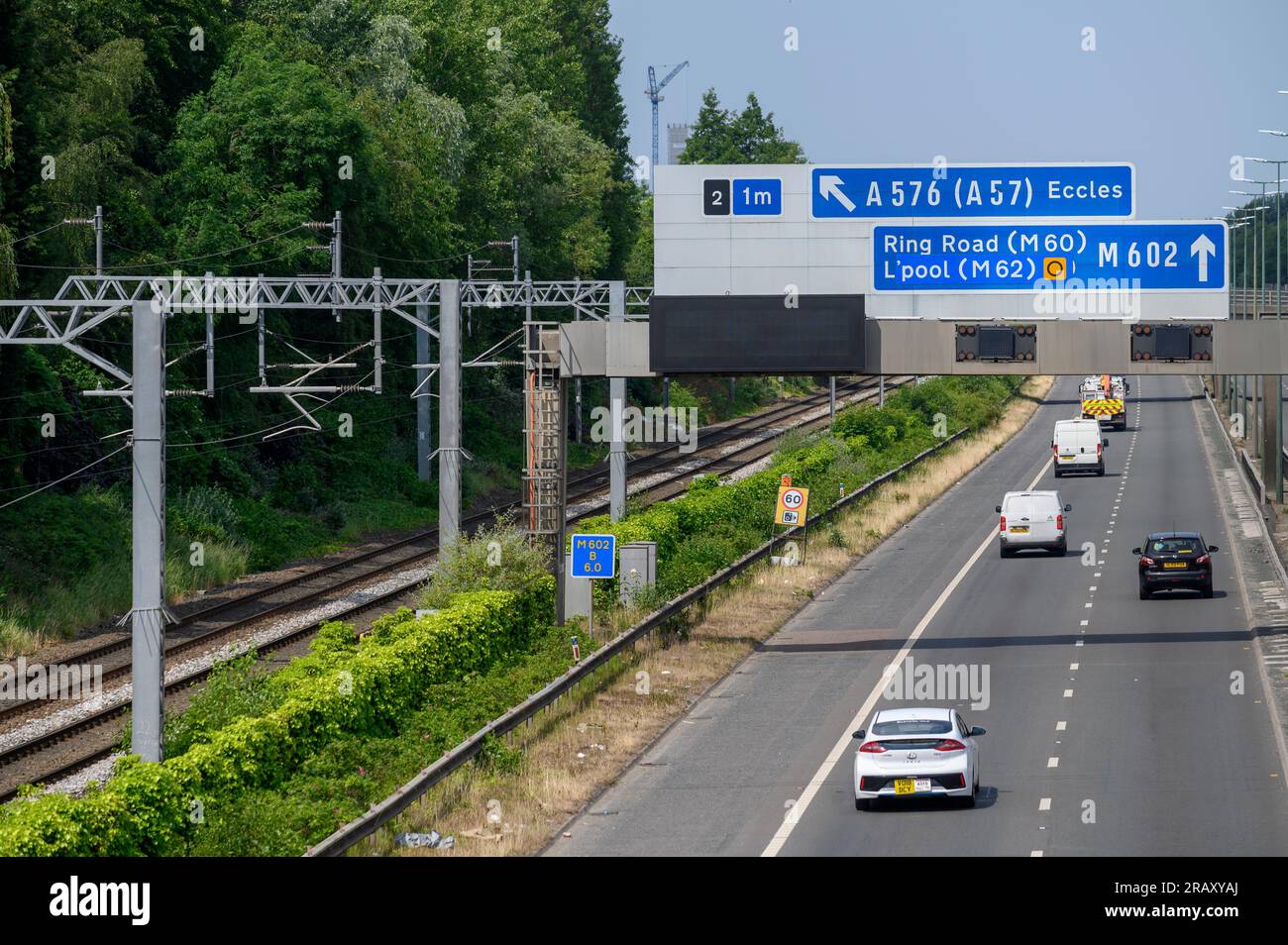 Voie ferrée longeant une route à Salford, en Angleterre. Banque D'Images