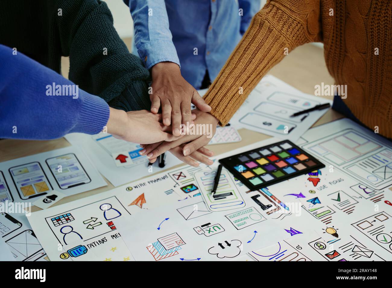 les développeurs ux et les concepteurs d'interface utilisateur utilisent la réalité augmentée pour réfléchir à des conceptions filaires d'interface d'application mobile et de page web sur des bureaux de bureau modernes Banque D'Images les développeurs ux et les concepteurs d'interface utilisateur utilisent la réalité augmentée pour réfléchir à des conceptions filaires d'interface d'application mobile et de page web sur des bureaux de bureau modernes Banque D'Images