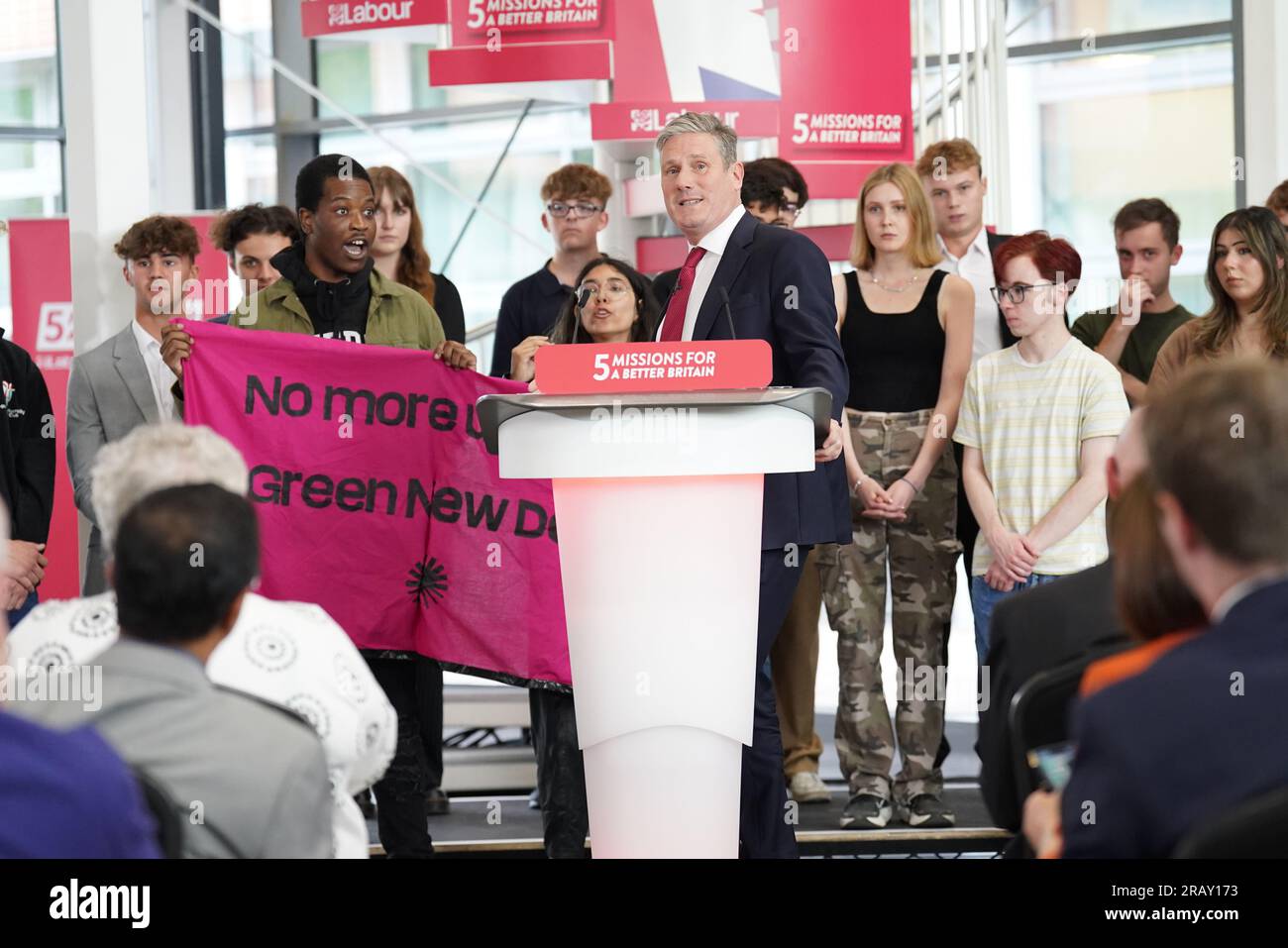 Les manifestants interrompent le chef du parti travailliste Sir Keir Starmer alors qu'il s'exprime lors du lancement de la cinquième et dernière mission du parti visant à briser les barrières aux opportunités à chaque étape, pour chaque enfant, au Mid Kent College à Gillingham dans le Kent. Date de la photo : jeudi 6 juillet 2023. Banque D'Images