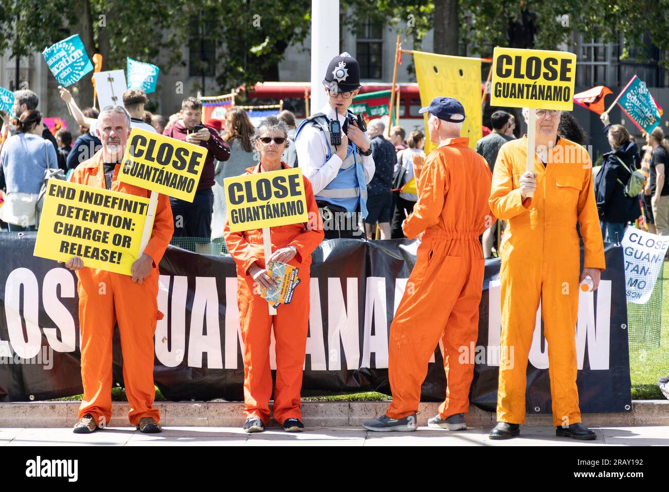 'Guantanamo Closure Campaign' dans Parliament Square Garden, exhortant le Parlement britannique à faire pression sur les États-Unis pour fermer la prison. Banque D'Images