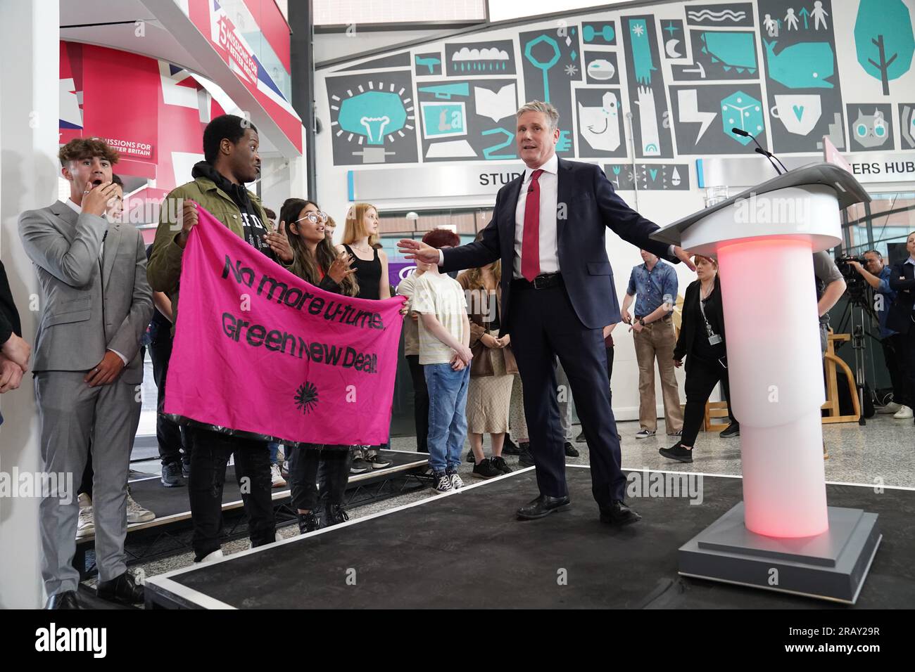 Les manifestants interrompent le chef du parti travailliste Sir Keir Starmer alors qu'il s'exprime lors du lancement de la cinquième et dernière mission du parti visant à briser les barrières aux opportunités à chaque étape, pour chaque enfant, au Mid Kent College à Gillingham dans le Kent. Date de la photo : jeudi 6 juillet 2023. Banque D'Images
