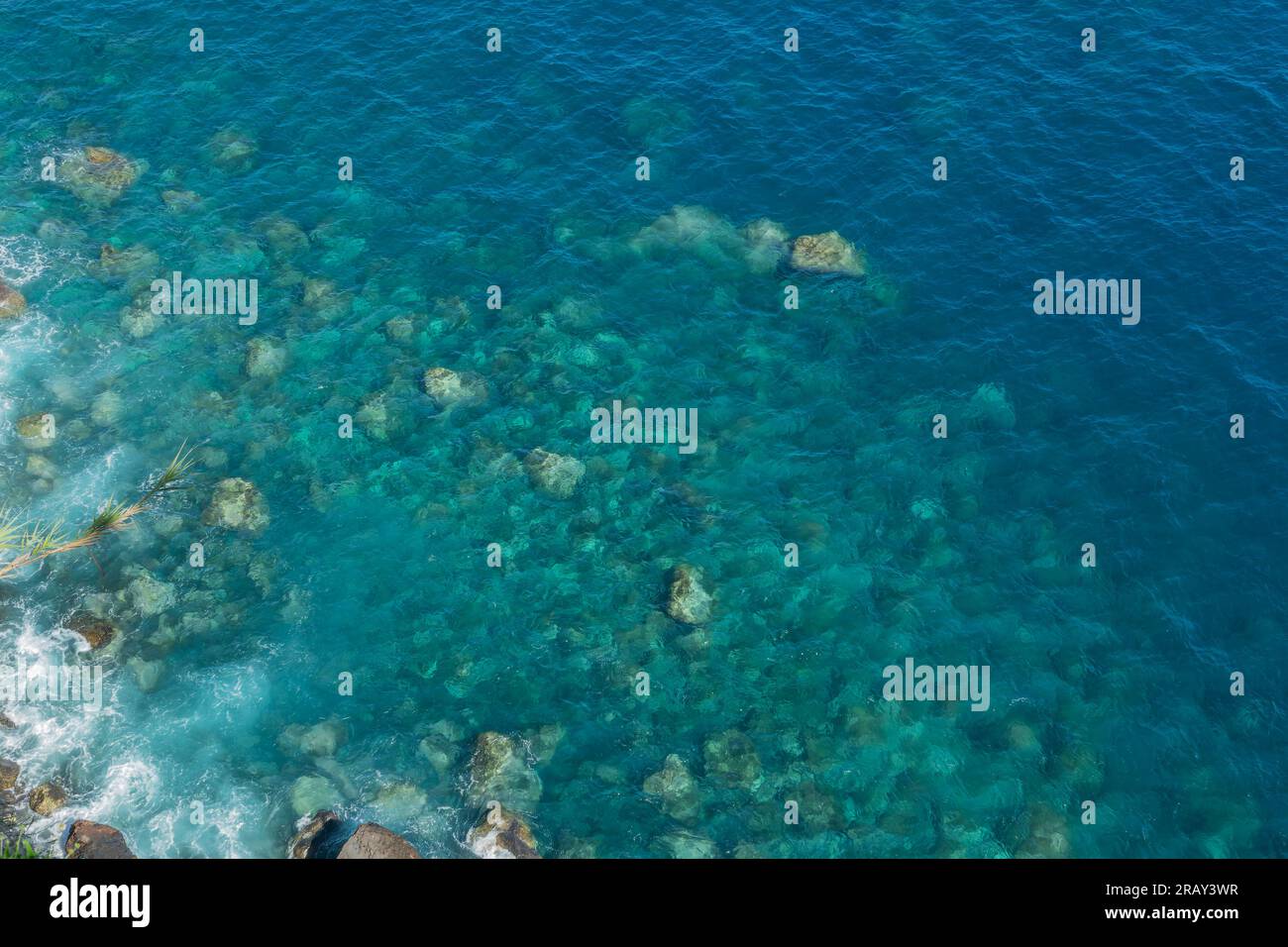 Drone vue sur les rochers et la mer bleue vierge avec de l'eau transparente claire. Fond d'océan avec espace de copie Banque D'Images