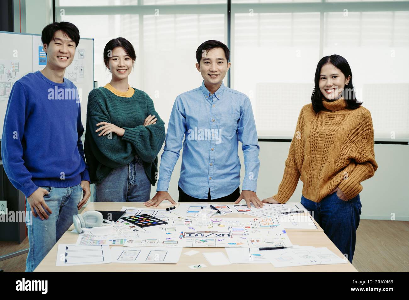 les développeurs ux et les concepteurs d'interface utilisateur utilisent la réalité augmentée pour réfléchir à des conceptions filaires d'interface d'application mobile et de page web sur des bureaux de bureau modernes Banque D'Images les développeurs ux et les concepteurs d'interface utilisateur utilisent la réalité augmentée pour réfléchir à des conceptions filaires d'interface d'application mobile et de page web sur des bureaux de bureau modernes Banque D'Images