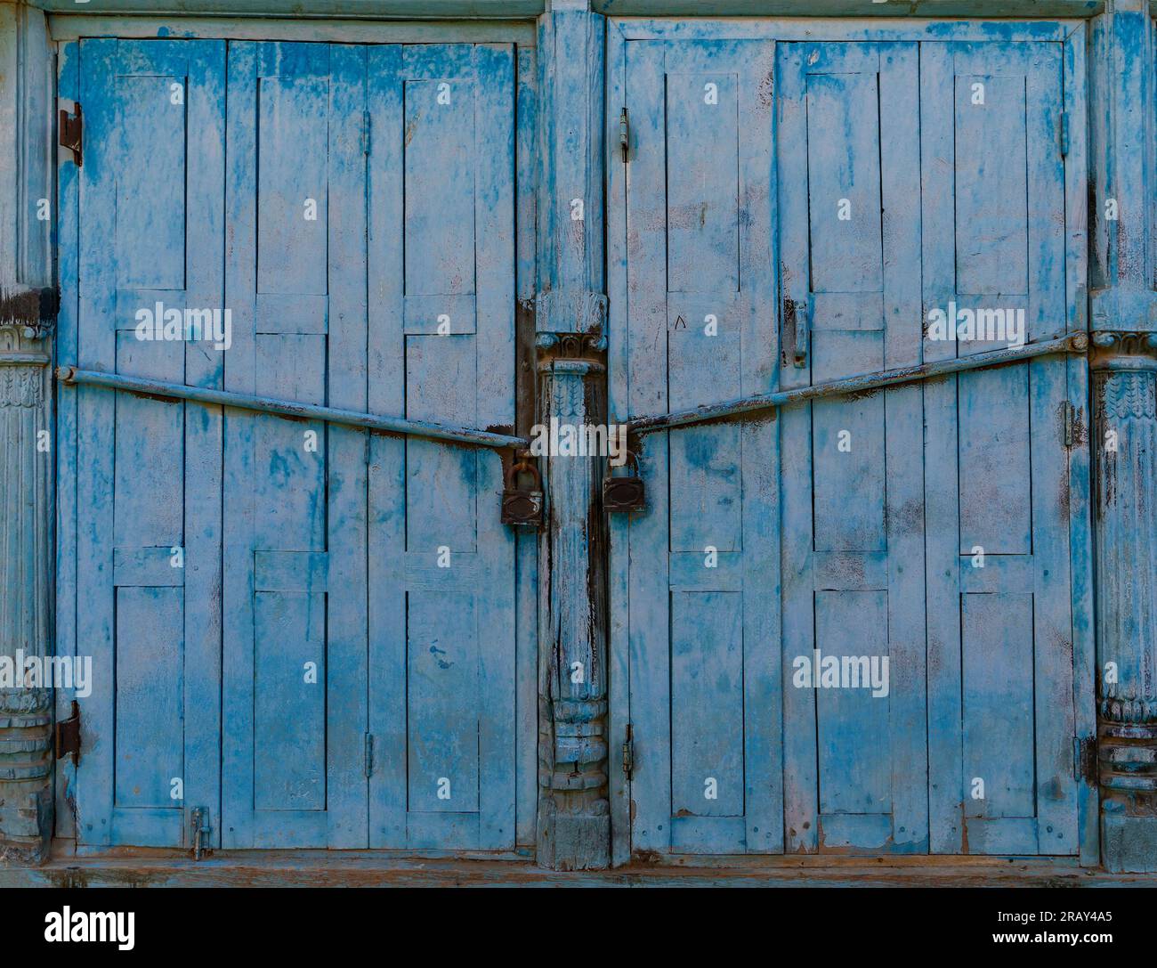 Vieilles portes anciennes peintes en bleu avec cadenas. Banque D'Images