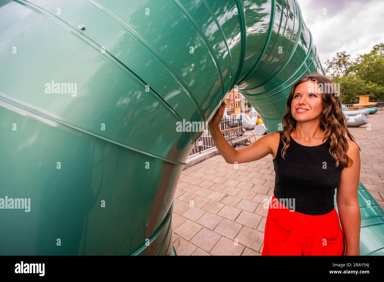 Londres, Royaume-Uni. 6 Jul 2023. Slackwater : une nouvelle commande de Holly Hendry (photo) au jardin de l'artiste qui se déroule du 6 juillet 2023 au 2024 septembre. Slackwater est un immense enchevêtrement sculptural qui « tisse l’histoire aqueuse de son emplacement au bord de la rivière, avec des références aux rythmes abstraits de la Tamise et aux mouvements liquides dans le corps humain ». Le travail spécifique au site occupe la terrasse sur le toit de la station Temple Underground et poursuit le dévouement de theCoLAB à commander des installations contemporaines innovantes par des femmes artistes. Le jardin de l'artiste a été réalisé moi Banque D'Images