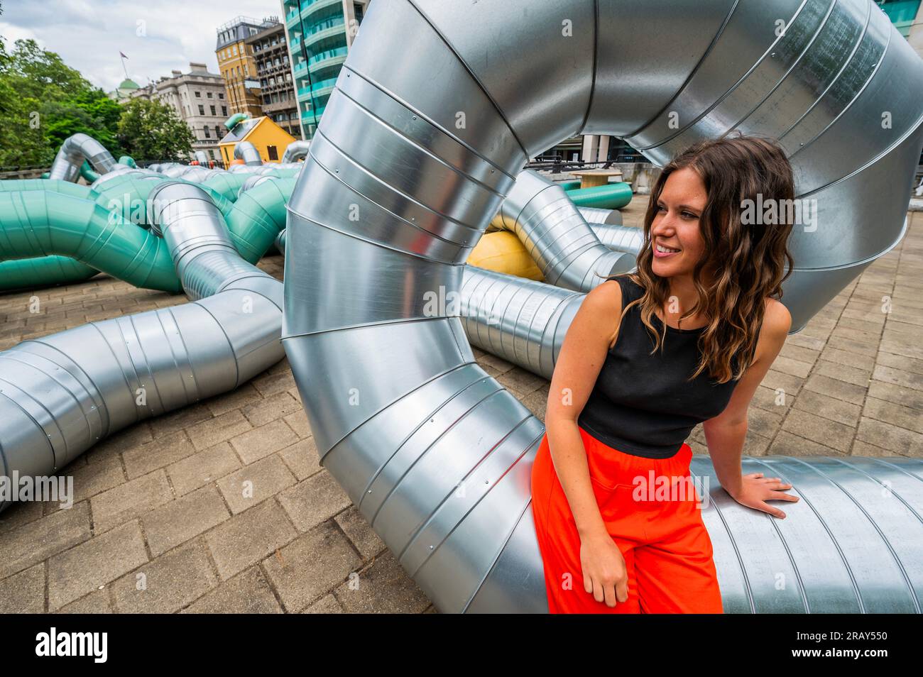 Londres, Royaume-Uni. 6 Jul 2023. Slackwater : une nouvelle commande de Holly Hendry (photo) au jardin de l'artiste qui se déroule du 6 juillet 2023 au 2024 septembre. Slackwater est un immense enchevêtrement sculptural qui « tisse l’histoire aqueuse de son emplacement au bord de la rivière, avec des références aux rythmes abstraits de la Tamise et aux mouvements liquides dans le corps humain ». Le travail spécifique au site occupe la terrasse sur le toit de la station Temple Underground et poursuit le dévouement de theCoLAB à commander des installations contemporaines innovantes par des femmes artistes. Le jardin de l'artiste a été réalisé moi Banque D'Images