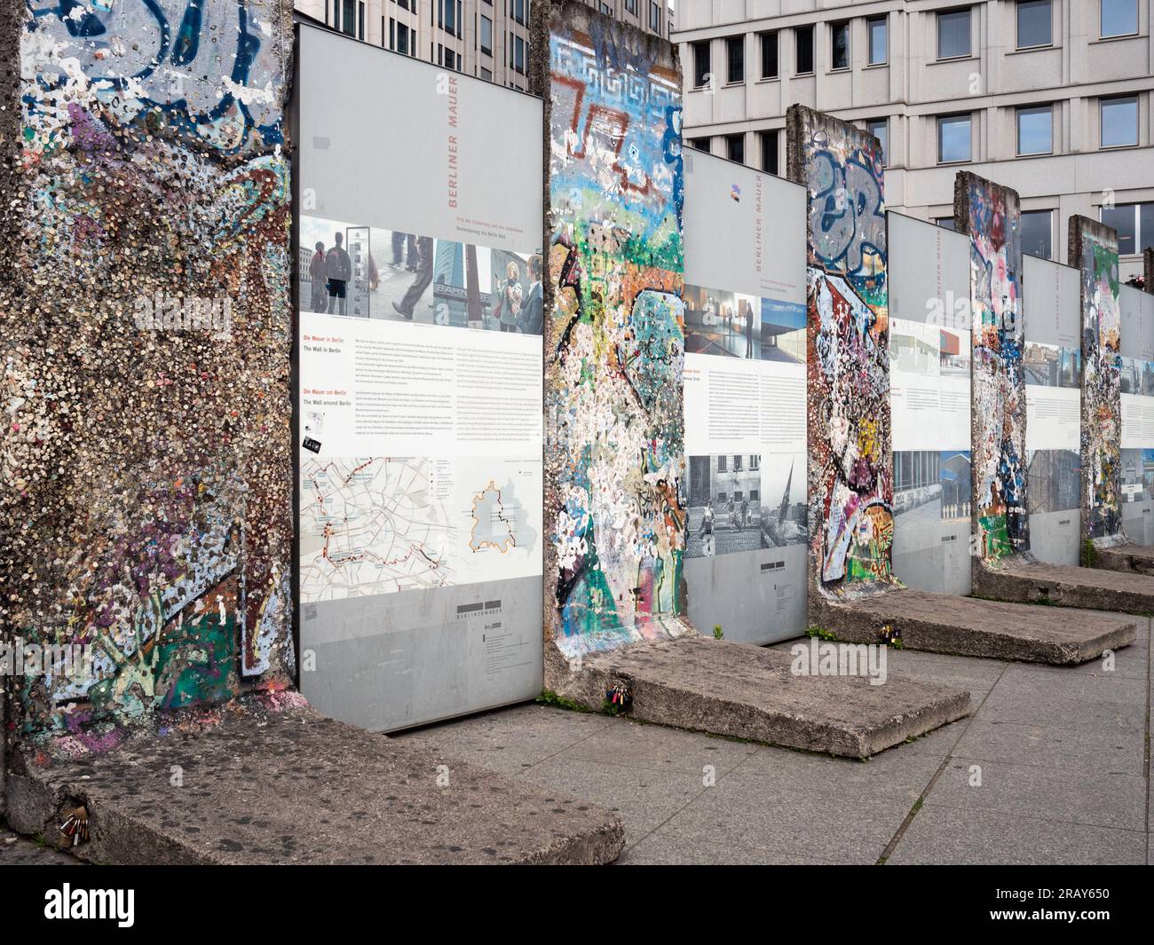 Des parties du mur de Berlin ou des zones qu'il couvrait qui étaient divisées par une barrière de béton entre Berlin-est et Berlin-Ouest. Banque D'Images