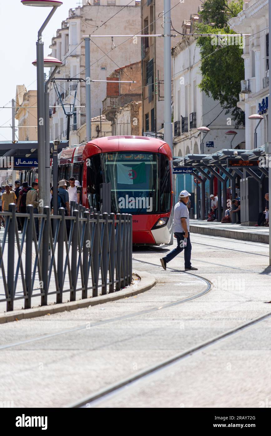 Tramway moderne traversant la rue dans la ville de Sétif. Concept de transport. Banque D'Images