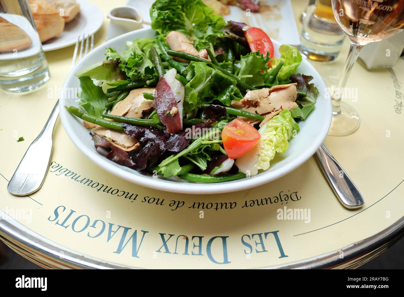 Salade des deux Magots, déjeuner sur la terrasse extérieure des deux Magots, Paris Banque D'Images