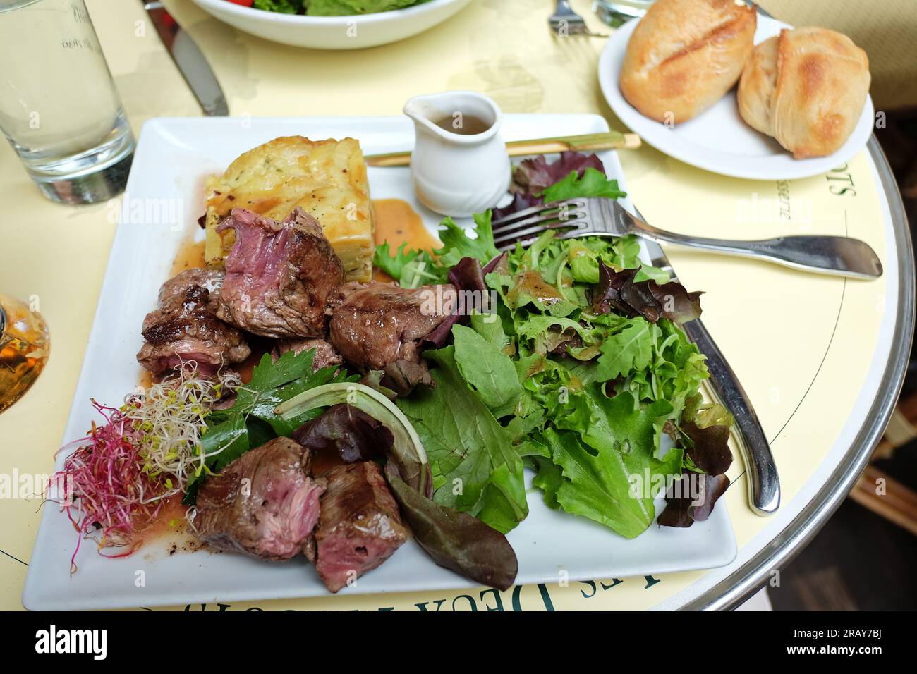 Déjeuner sur la rive gauche au kebab de bœuf de style deux Magots sur la terrasse extérieure des deux Magots, Saint-Germain des Prés, Paris, France Banque D'Images