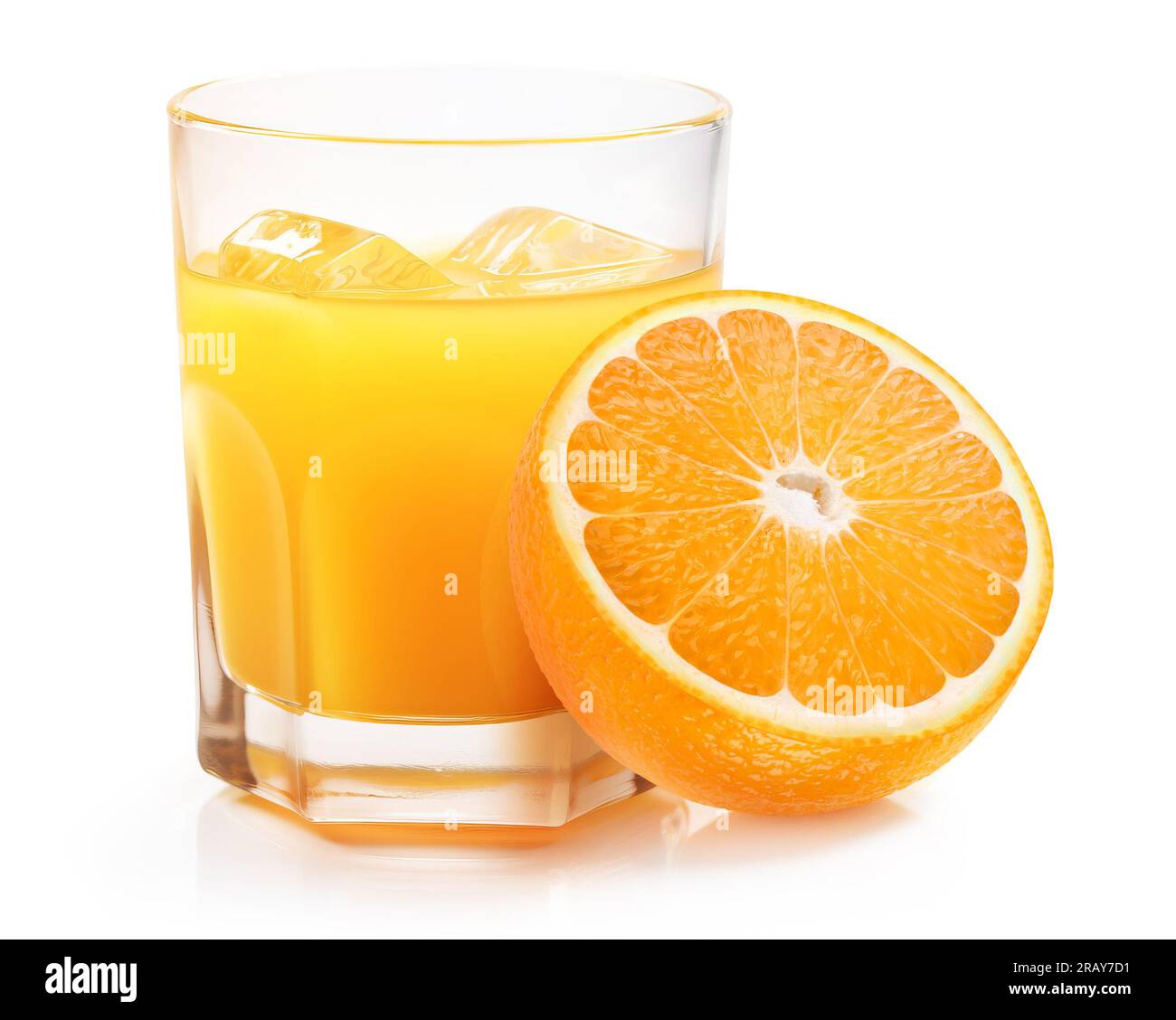 Jus d'orange en verre avec de la glace et la moitié de fruits orange frais, isolé sur fond blanc Banque D'Images