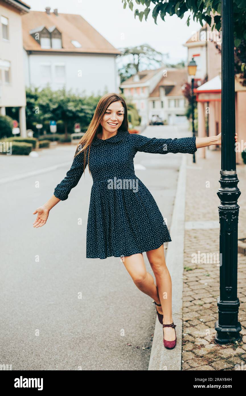 Portrait en plein air de belle femme heureuse, portant une mini robe Banque D'Images