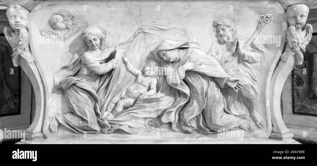 GÊNES, ITALIE - 5 MARS 2023 : le relief en marbre de la Nativité avec le Saint Thérèse dans l'église Chiesa di Santa Maria Maddalena par Tommaso Orsolino Banque D'Images