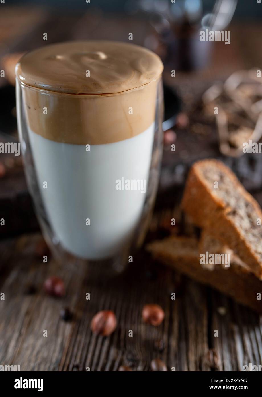 Café Dalgona dans un verre Banque D'Images