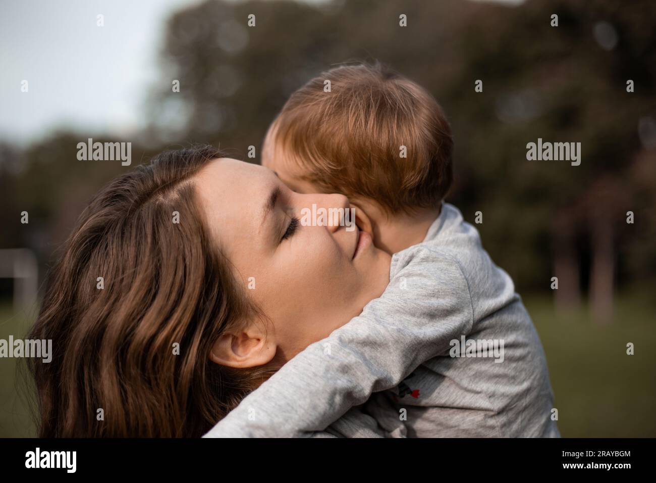 Mère et enfant embrassent l'amour émotionnel Banque D'Images